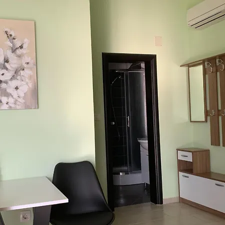 With Swimming Pool And Sea View Apartamento Starigrad Paklenica